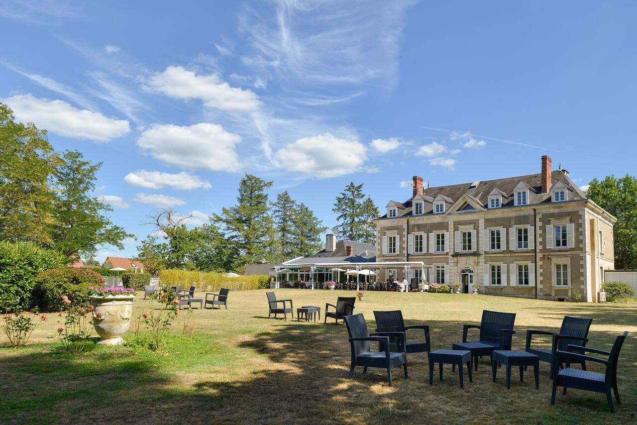 Logis Domaine De Valaudran Hotel Salbris Exterior photo