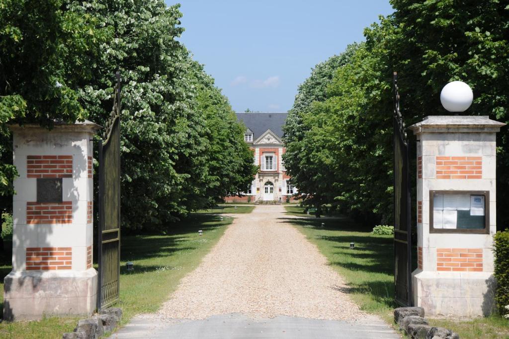 Logis Domaine De Valaudran Hotel Salbris Exterior photo