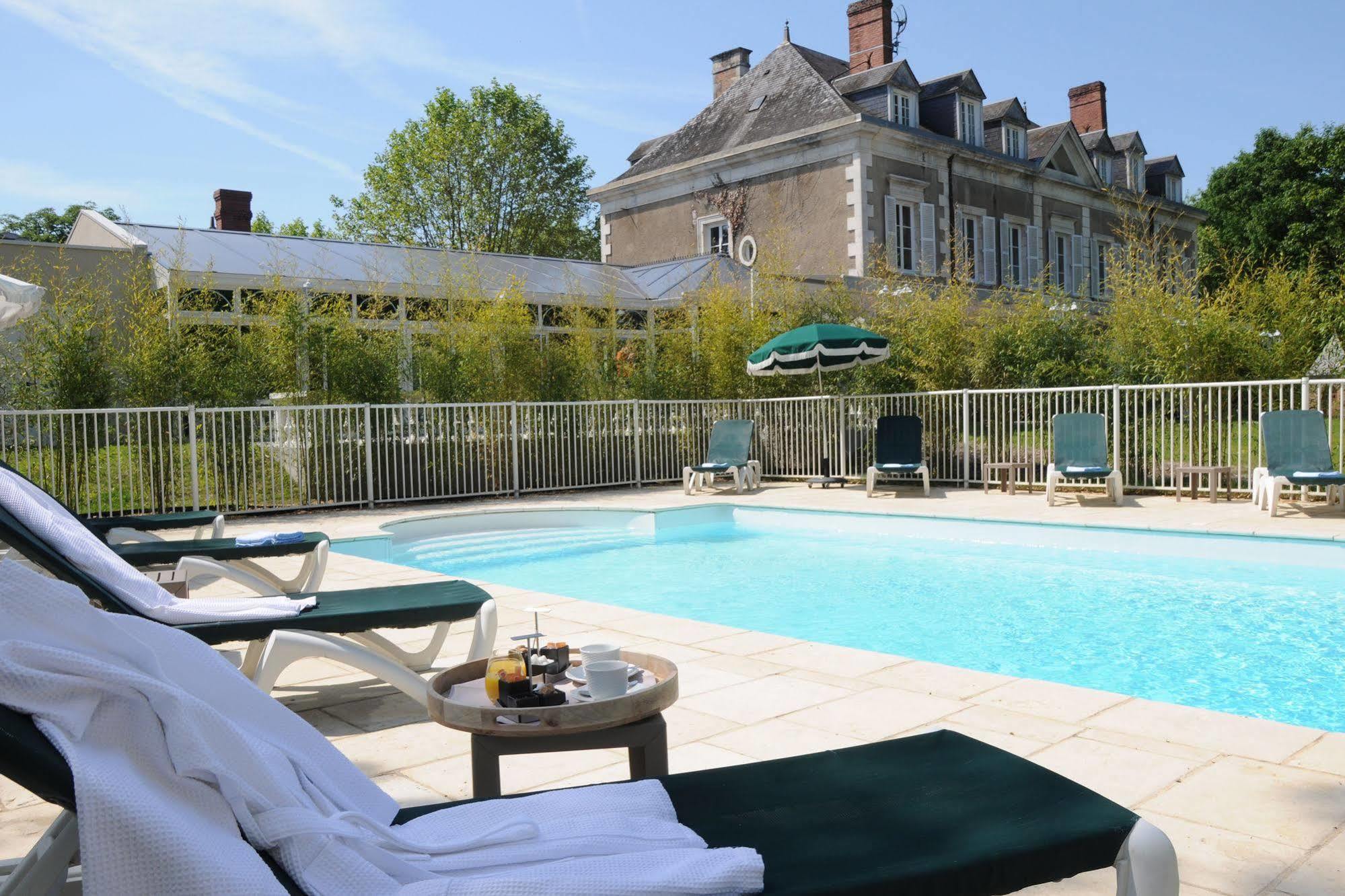 Logis Domaine De Valaudran Hotel Salbris Exterior photo