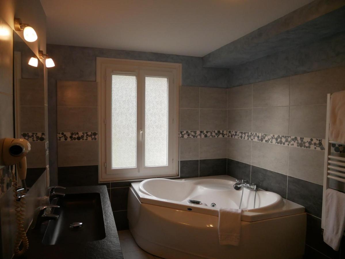 Logis Domaine De Valaudran Hotel Salbris Exterior photo